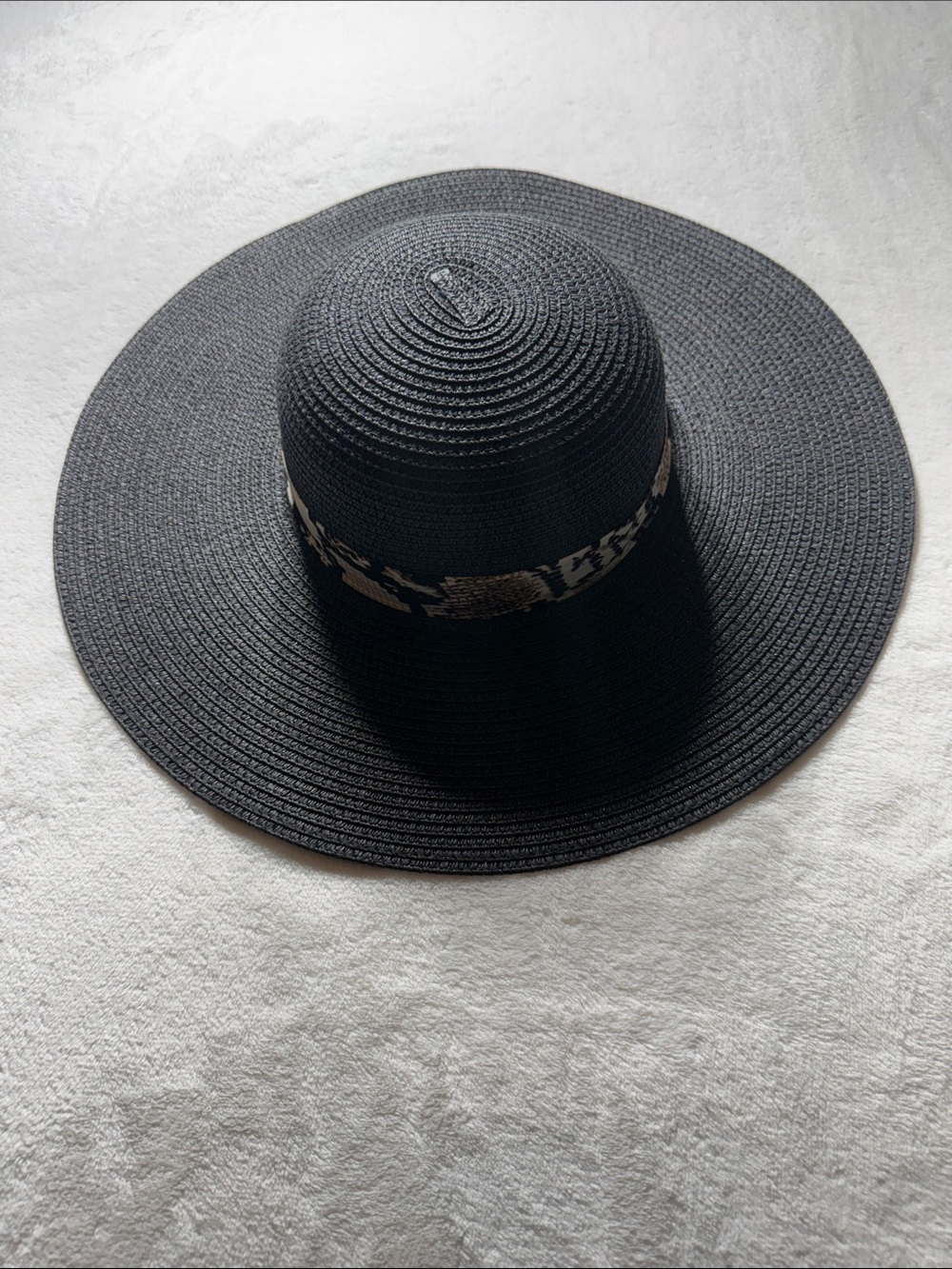 David and Young Black Packable Sun Hat with Snakeskin Pattern Accent Tie.